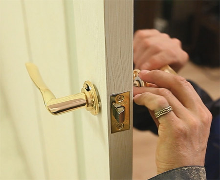 Как установить дверную ручку в межкомнатной двери